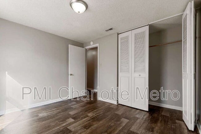 Building Photo - 3214 Old House Cir