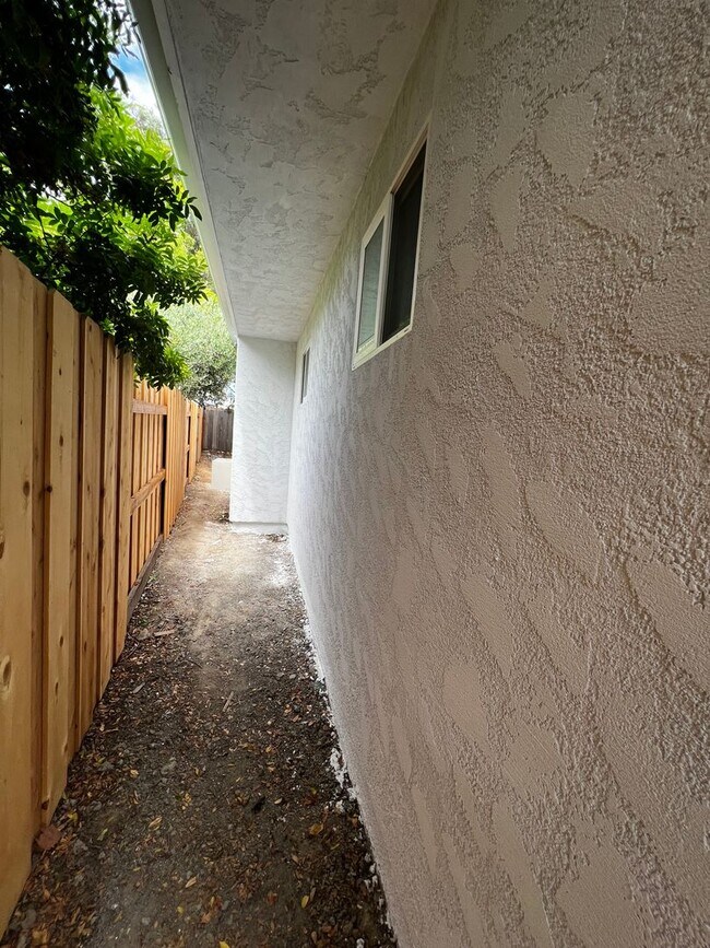 Building Photo - 4 bed 4 bath home - with personal AC in ea...