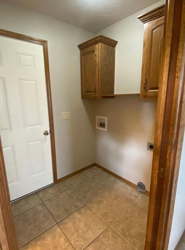 Building Photo - 3 Bed 2 Bath 2 Car Home in NIXA MO!!!