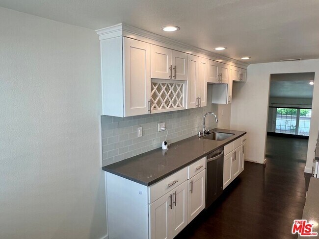 Building Photo - 1580 Palisades Dr