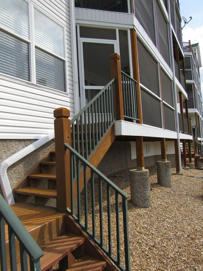 Building Photo - Lakefront 2 bedroom Condo For Rent