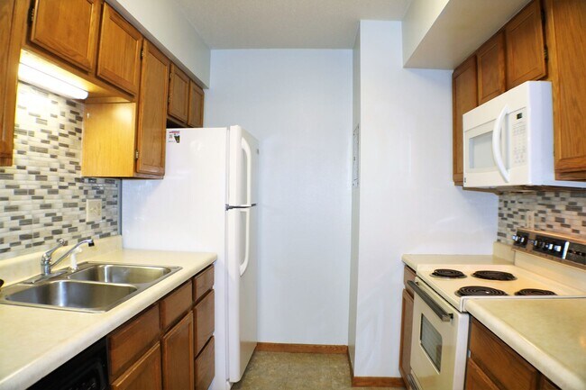 Building Photo - $1,125 | 2 Bedroom, 1.5 Bathroom 1st Floor Condo | No Pets | Sublease* | Available for August 1st...