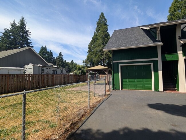 Building Photo - Great 2bed/1bath Duplex with large yard!