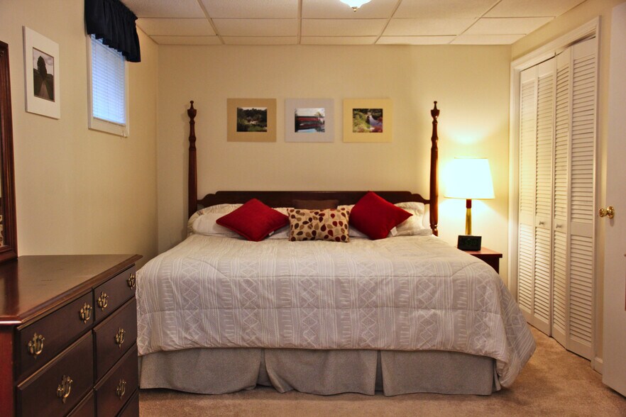 Bedroom with king size bed - 813 Spring Valley Drive