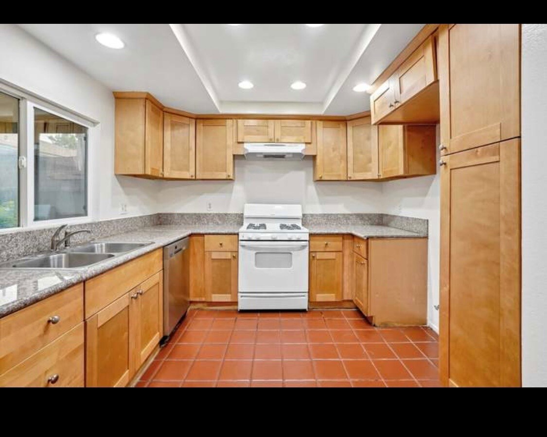 Building Photo - 15210 Shadybend Dr