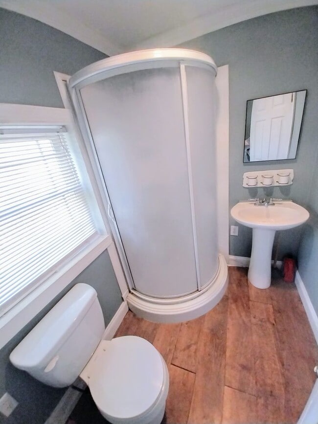 Building Photo - Cottage Apartment Including Utilities