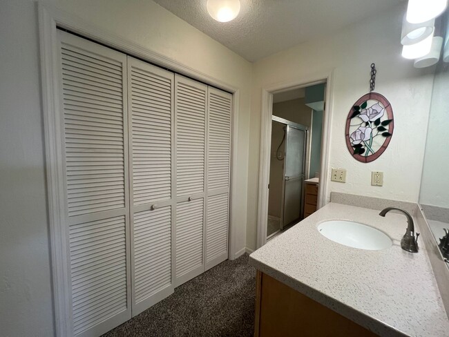Building Photo - Beautiful 3 bed 2.5 bath townhome