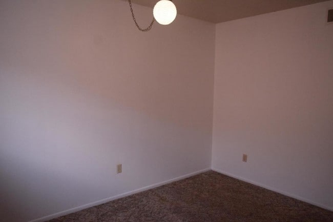 Building Photo - Pepper Tree - 207 28th St.