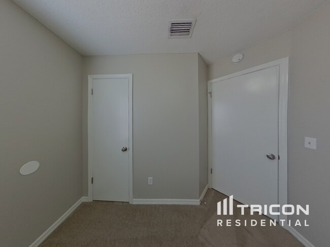 Building Photo - 6466 Diamond Leaf Ct N
