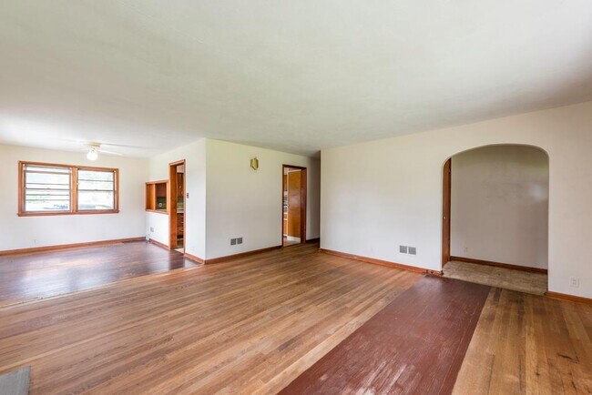 Building Photo - 618 N Oplaine Rd