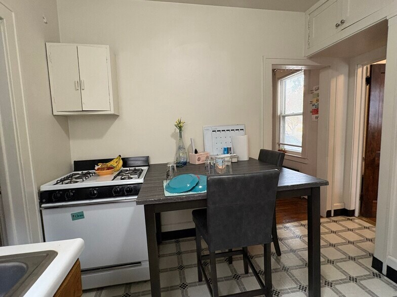 Building Photo - 308 N Dubuque St