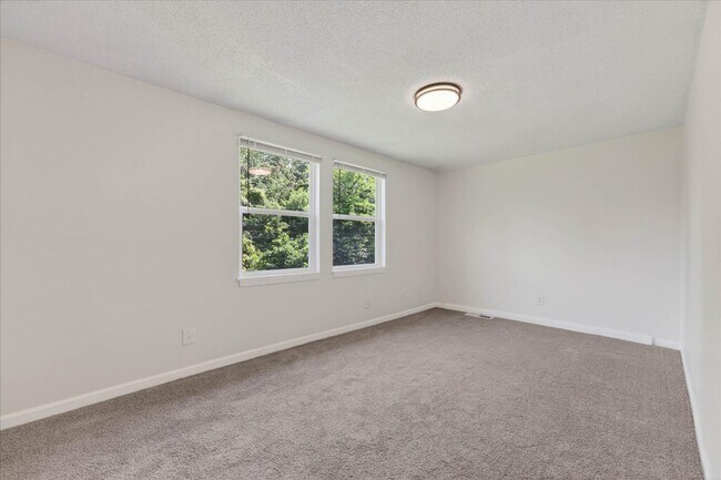 Building Photo - Pet Friendly Three Bedroom!