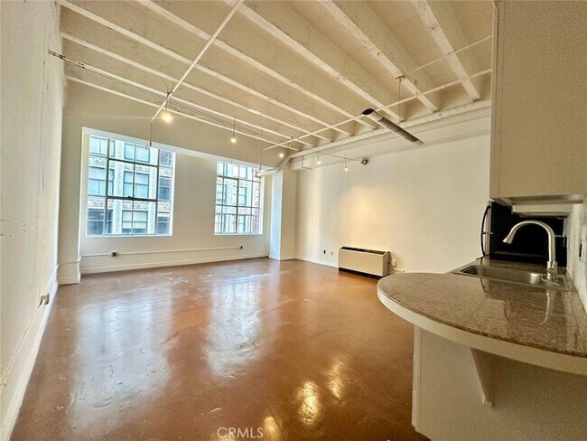 Building Photo - 312 W 5th St