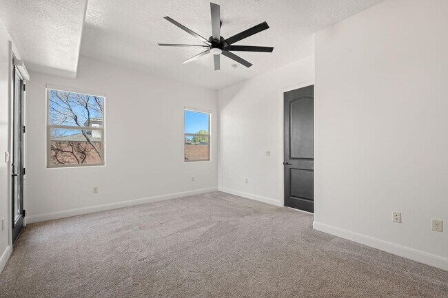 Building Photo - 6 Bed, 4 Bath with RV Parking and No HOA in Sycamore — Available Now!