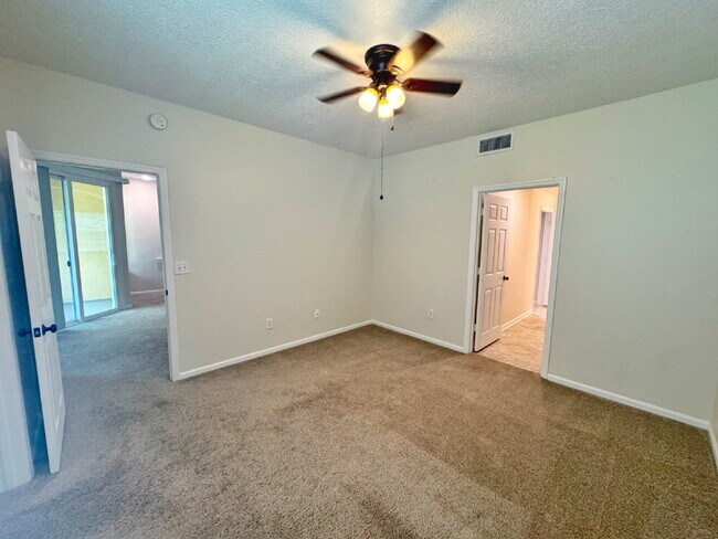 Building Photo - Las Palmas One-Bedroom townhouse with garage