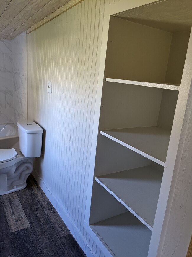 Building Photo - 109 N Suire St