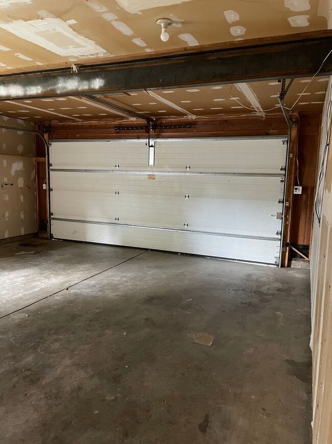 Building Photo - STUDENTS WELCOME! 5 Bedroom 3 Bathroom Single Family Home West Fort Collins