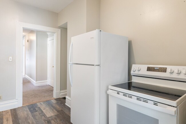 Building Photo - GATED OFF STREET PARKING - Top Floor Unit ...
