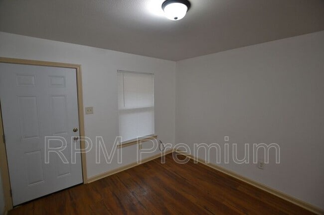 Building Photo - 947-957 Grebe St