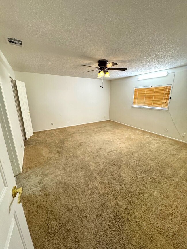 Building Photo - Ready For Move In - Nice 3/2 in West SA In...