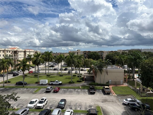 Building Photo - 9350 Fontainebleau Blvd