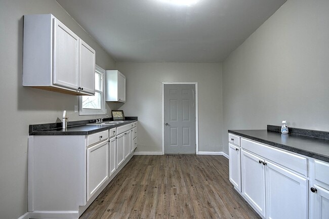 Building Photo - 635 S McKee St