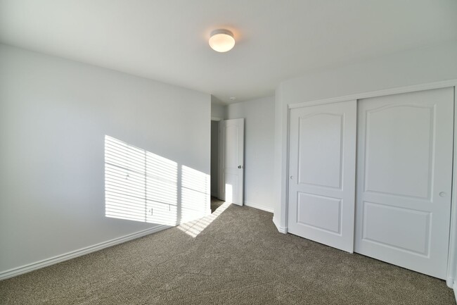 Building Photo - BEAUTIFUL 4BED/3BATH Home w/ 2 Car Garage ...