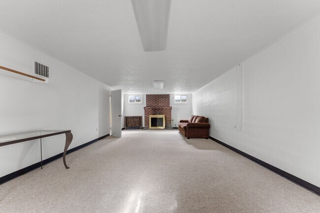 Building Photo - Spacious 6 Bed 2 Bath Home- N Portland Charmer!