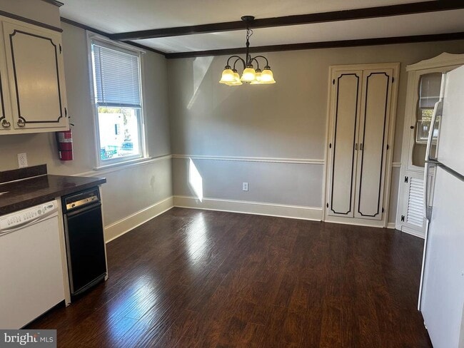 Building Photo - 659 N Main St