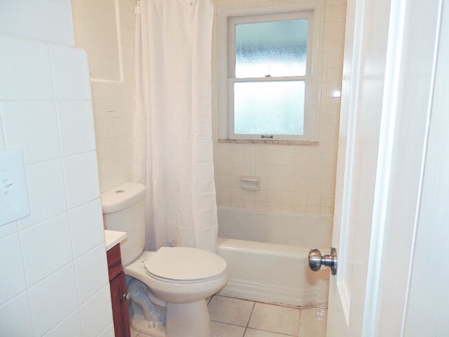 Building Photo - 4 Bed - 1.5 Bath Cape Cod for Rent in Clev...