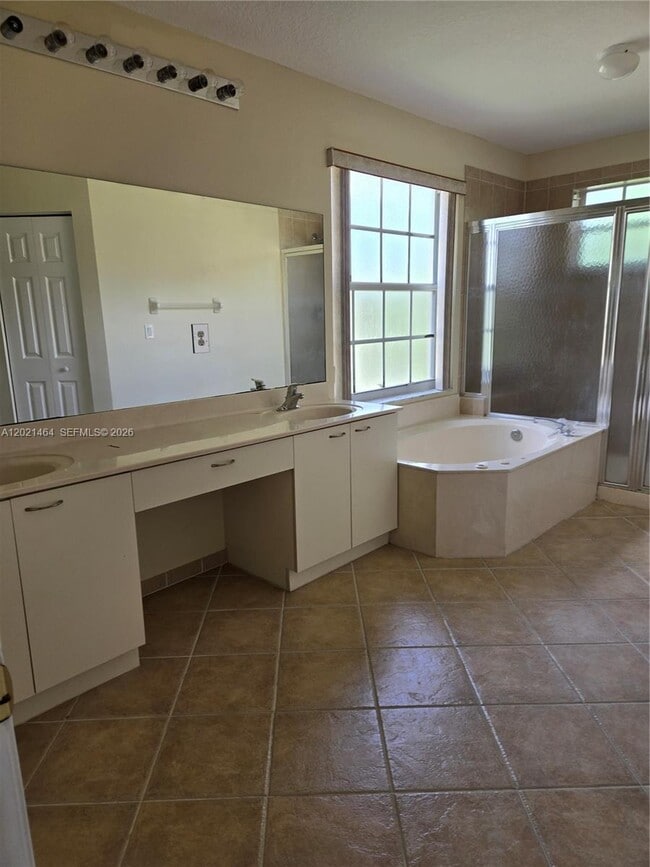 Building Photo - 2221 Sloane Pl