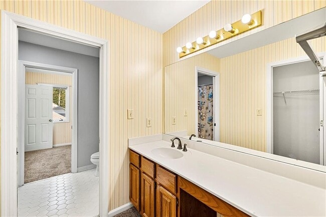 Building Photo - 302 S River Farm Dr