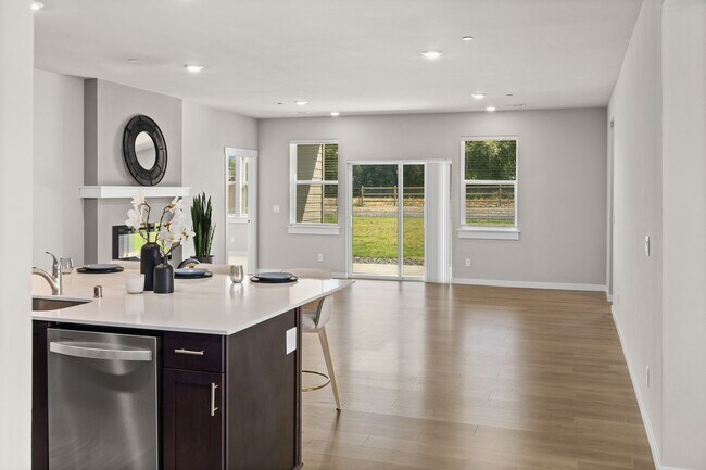 Building Photo - 4 Bedroom Home with Spacious Fully Fenced ...