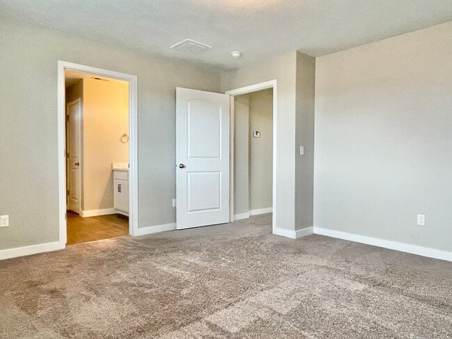 Building Photo - 3037 S Red Pine Dr