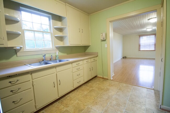 Kitchen - 1510 E Moore Ave