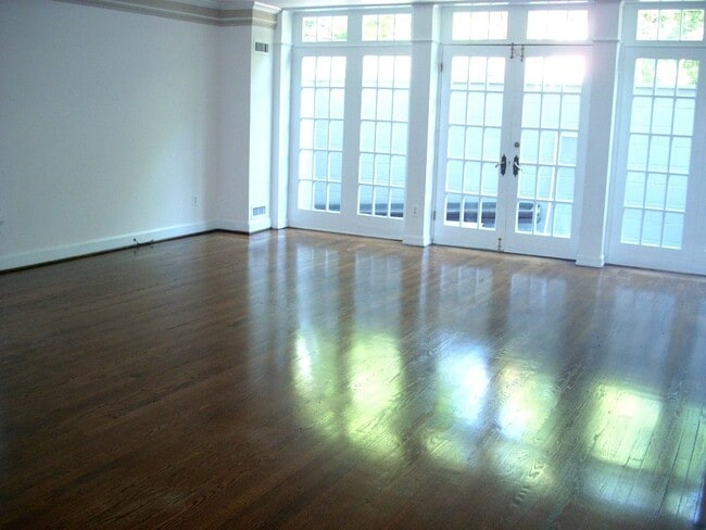 Building Photo - -- AVAILABLE SEPTEMBER 4TH -- 2 BR / 1 BA Beautiful Historic Carriage House on Monument Ave! Avai...