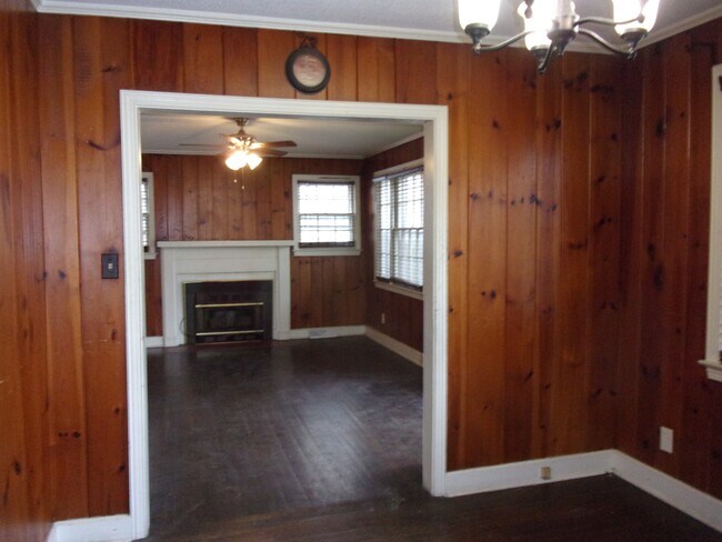 Building Photo - 517 S Jones Ave