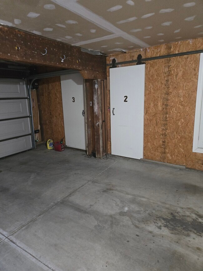 Strorage Space - 2632 St George St