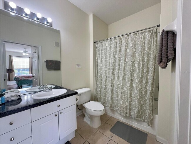 Building Photo - 2300 Silver Palm Dr