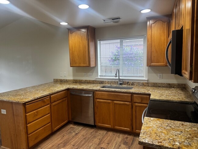 Building Photo - 113 Little Butte Dr