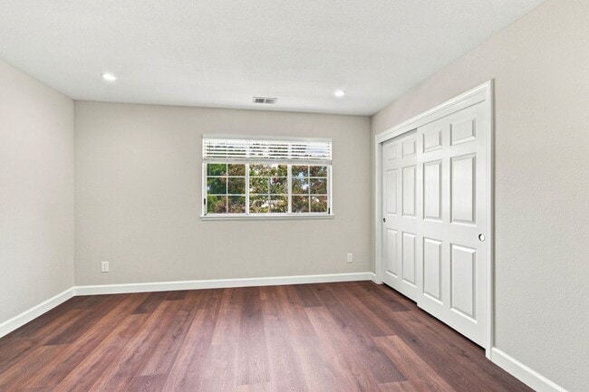 Building Photo - 749 Glenborough Dr