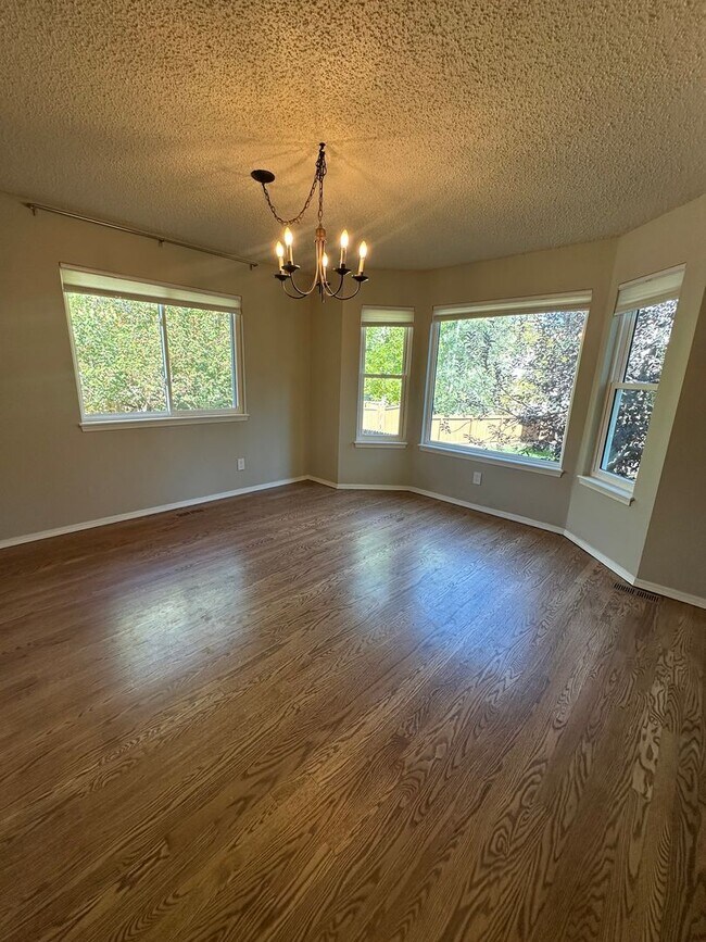 Building Photo - Beautifully Updated 5-Bedroom Home Near Ut...