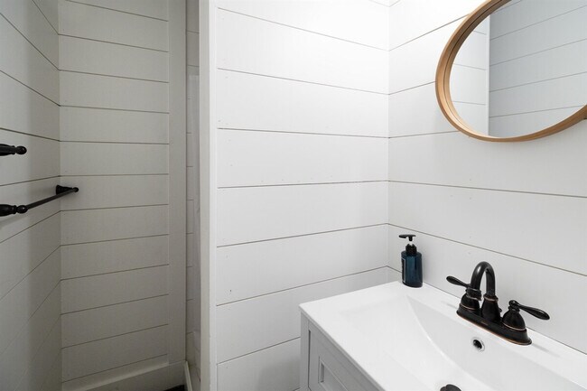 Building Photo - 10628 Lee Ave