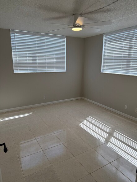 Building Photo - 3910 Crystal Lake Dr
