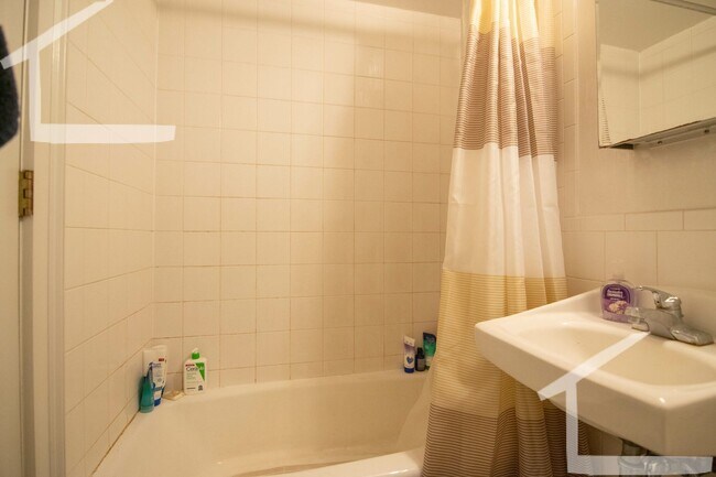 Building Photo - No Brokers Fee, heat, Hot Water Included, Garden Level Recently Renovated Unit, Laundry on a Site