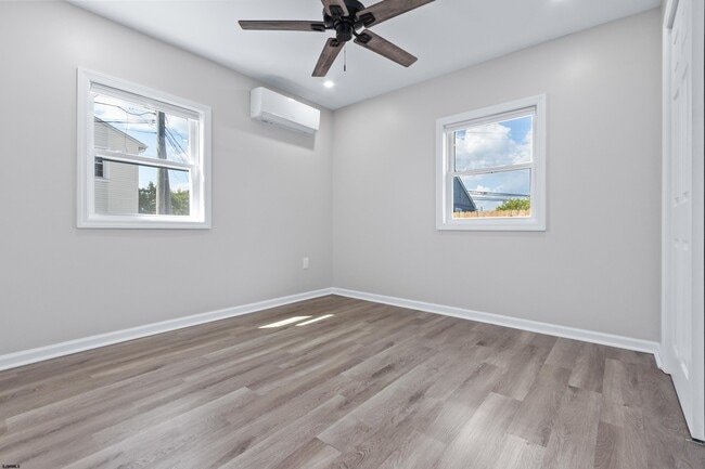 Building Photo - 203 E Plaza Pl