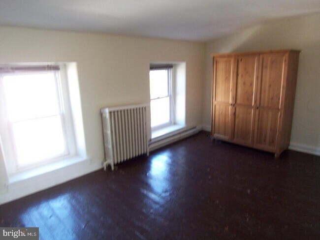 Building Photo - 133 Jamestown Ave.
