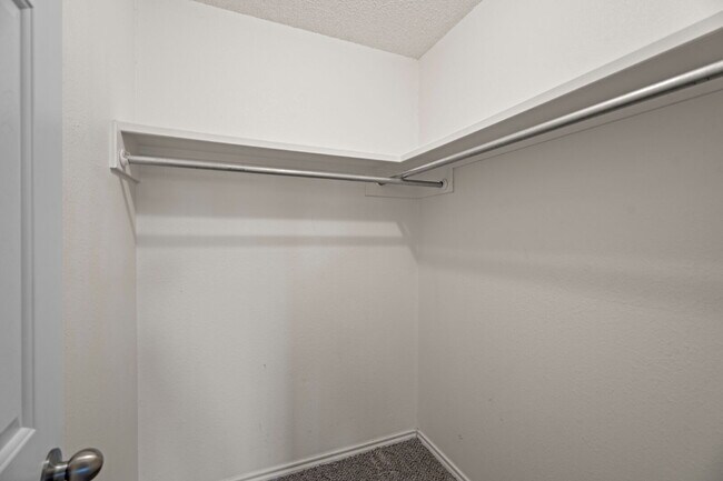 Building Photo - Beautiful 2/2 Near all of Lubbock's Amenit...