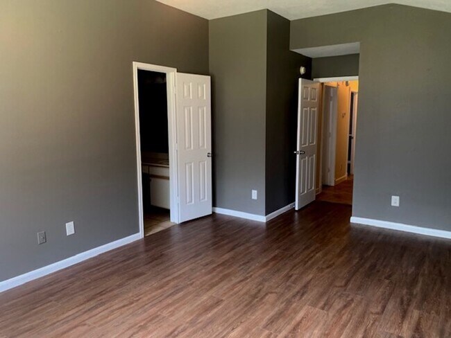 Building Photo - What a Find! 4 Bedrooms!