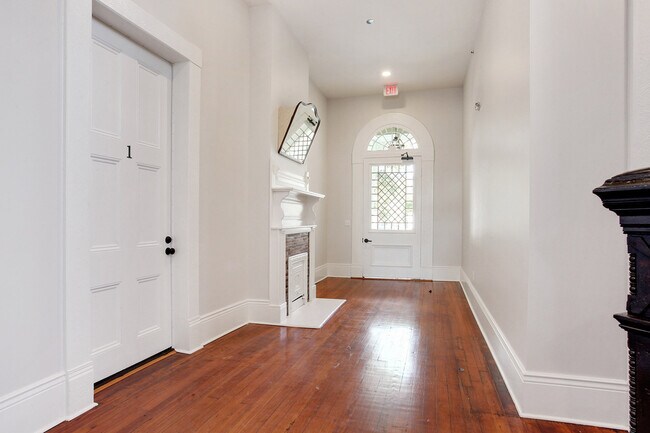 Building Photo - Private Porch - 1BR/1BA Newly Renovated 1 block to Streetcar